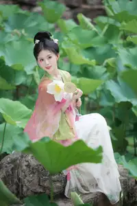 Xu Jin Huan's Serene Hanfu Beauty Amidst Lotus Pond - YiTuYu Vol.8702 Photoshoot - image 1