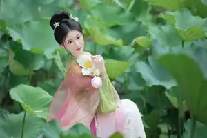 Xu Jin Huan's Serene Hanfu Beauty Amidst Lotus Pond - YiTuYu Vol.8702 Photoshoot - image 6