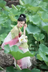 Xu Jin Huan's Serene Hanfu Beauty Amidst Lotus Pond - YiTuYu Vol.8702 Photoshoot - image 2
