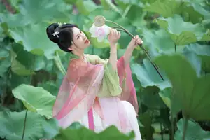 Xu Jin Huan's Serene Hanfu Beauty Amidst Lotus Pond - YiTuYu Vol.8702 Photoshoot - image 10