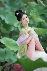 Xu Jin Huan's Serene Hanfu Beauty Amidst Lotus Pond - YiTuYu Vol.8702 Photoshoot - image 5
