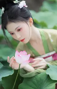 Xu Jin Huan's Serene Hanfu Beauty Amidst Lotus Pond - YiTuYu Vol.8702 Photoshoot - image 8