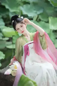 Xu Jin Huan's Serene Hanfu Beauty Amidst Lotus Pond - YiTuYu Vol.8702 Photoshoot - image 0