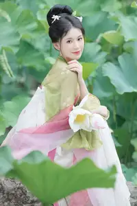 Xu Jin Huan's Serene Hanfu Beauty Amidst Lotus Pond - YiTuYu Vol.8702 Photoshoot - image 4