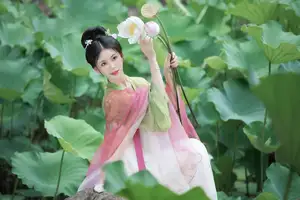 Xu Jin Huan's Serene Hanfu Beauty Amidst Lotus Pond - YiTuYu Vol.8702 Photoshoot - image 11