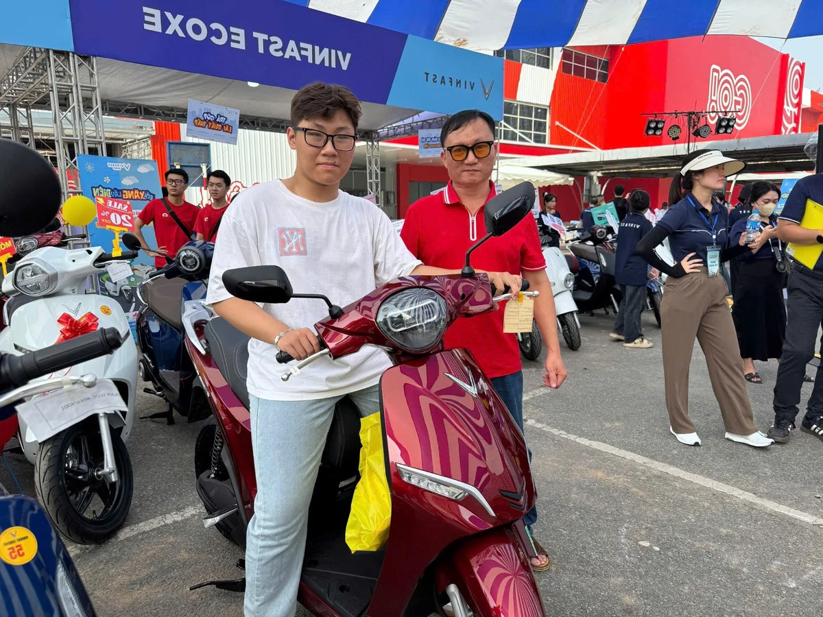 Hanoi Residents Quickly Switch from Gasoline to Electric Vehicles