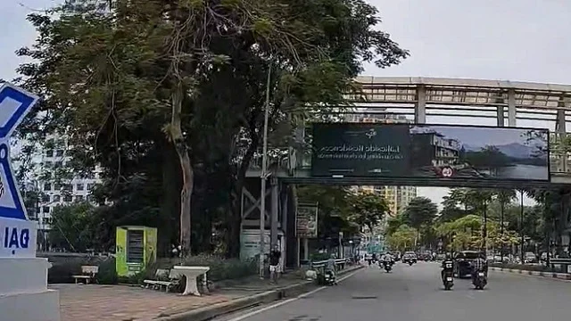Hanoi's Advertising-Equipped Public Trash Cans Sealed and Banned Due to Pollution