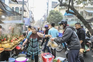 Chợ Hàng Bè: Khu Chợ Nhà Giàu Phố Cổ Hà Nội Tấp Nập Người Mua Đồ Lễ Ông Công Ông Táo - image 6