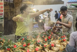 Chợ Hàng Bè: Khu Chợ Nhà Giàu Phố Cổ Hà Nội Tấp Nập Người Mua Đồ Lễ Ông Công Ông Táo - image 2