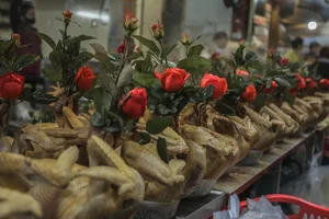 Chợ Hàng Bè: Khu Chợ Nhà Giàu Phố Cổ Hà Nội Tấp Nập Người Mua Đồ Lễ Ông Công Ông Táo - image 8