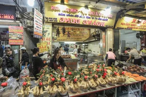 Chợ Hàng Bè: Khu Chợ Nhà Giàu Phố Cổ Hà Nội Tấp Nập Người Mua Đồ Lễ Ông Công Ông Táo - image 1