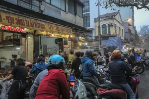 Chợ Hàng Bè: Khu Chợ Nhà Giàu Phố Cổ Hà Nội Tấp Nập Người Mua Đồ Lễ Ông Công Ông Táo - image 7