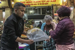 Chợ Hàng Bè: Khu Chợ Nhà Giàu Phố Cổ Hà Nội Tấp Nập Người Mua Đồ Lễ Ông Công Ông Táo - image 10