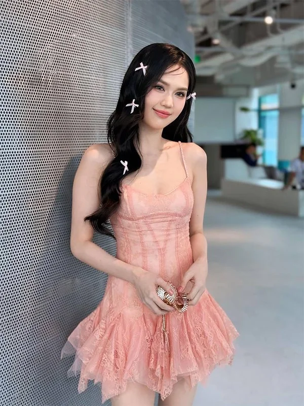 Ngoc Trinh Captivates in Elegant and Sophisticated Lady-Like Fashion Style