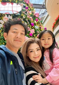 Vietnamese Celebrities Share Heartwarming Christmas Moments with Their Families - image 13