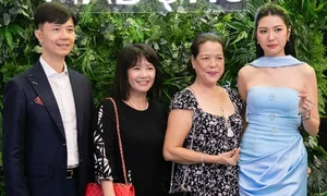 Beauty Queen Thúy Vân and Husband Share Romantic Moment at High-Profile Event - image 4