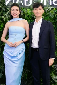 Beauty Queen Thúy Vân and Husband Share Romantic Moment at High-Profile Event - image 0