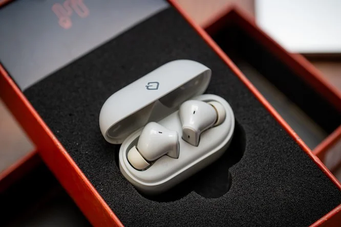 Experience the Beat: Bức Tường True Wireless Earbuds - A New Trend in Music and Style