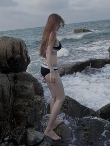 Former Vietnamese Female Footballer Inspires Fans with Stunning Summer Beachwear - image 1