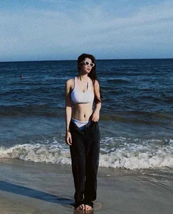 Former Vietnamese Female Footballer Inspires Fans with Stunning Summer Beachwear - image 8