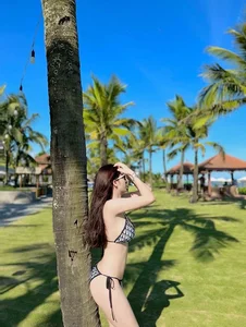 Former Vietnamese Female Footballer Inspires Fans with Stunning Summer Beachwear - image 6