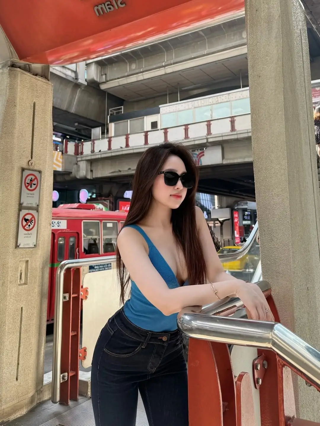 Le Phuong Anh: Vietnamese Hot Girl's Alluring Style Shines on Thailand Streets