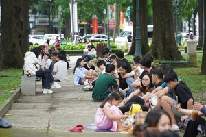 Vietnamese Students Elegant in Ao Dai Visiting Historical Sites on National Day - image 0