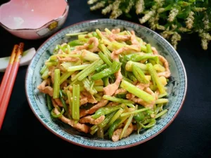 Health Benefits of Stir-Fried Water Spinach with Pork: A Nutrient-Rich and Affordable Meal - image 1