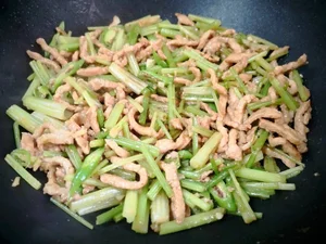 Health Benefits of Stir-Fried Water Spinach with Pork: A Nutrient-Rich and Affordable Meal - image 0