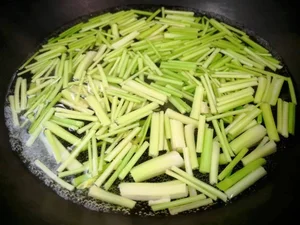 Health Benefits of Stir-Fried Water Spinach with Pork: A Nutrient-Rich and Affordable Meal - image 8