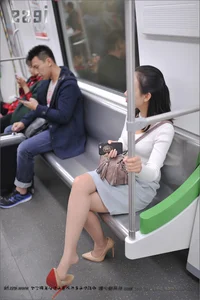 IESS Silk Foot Bento 127: Stunning Outdoor Stocking Fashion and Urban Photography - image 90