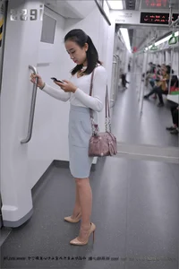 IESS Silk Foot Bento 127: Stunning Outdoor Stocking Fashion and Urban Photography - image 35