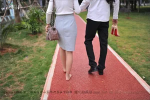 IESS Silk Foot Bento 127: Stunning Outdoor Stocking Fashion and Urban Photography - image 8