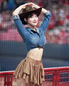 The Cheerleading Goddess Captivating Fans with Her Surreal Waistline and Dynamic Presence - image 7