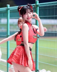 The Cheerleading Goddess Captivating Fans with Her Surreal Waistline and Dynamic Presence - image 8