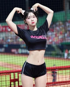 The Cheerleading Goddess Captivating Fans with Her Surreal Waistline and Dynamic Presence - image 4