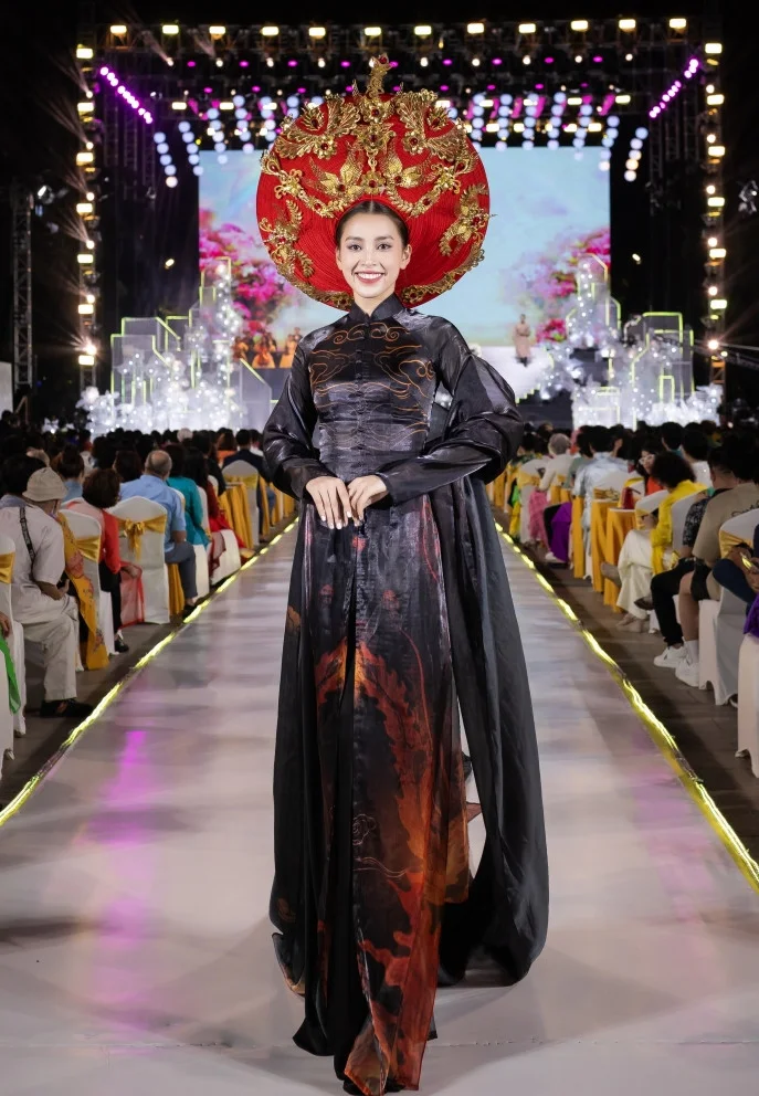 Miss Tieu Vy Stuns in Majestic 10-Meter Phoenix Ao Dai by Duc Vincie