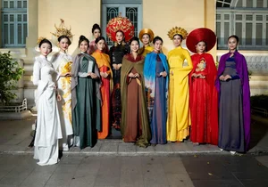 Miss Tieu Vy Stuns in Majestic 10-Meter Phoenix Ao Dai by Duc Vincie - image 1