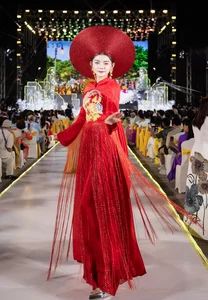 Miss Tieu Vy Stuns in Majestic 10-Meter Phoenix Ao Dai by Duc Vincie - image 3