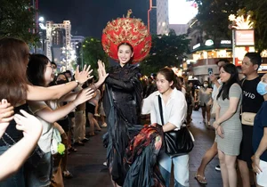 Miss Tieu Vy Stuns in Majestic 10-Meter Phoenix Ao Dai by Duc Vincie - image 2