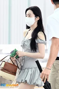 Popular SM Entertainment Idol Spotted Using a Surprising Accessory During the Peak of Summer Heat - image 4