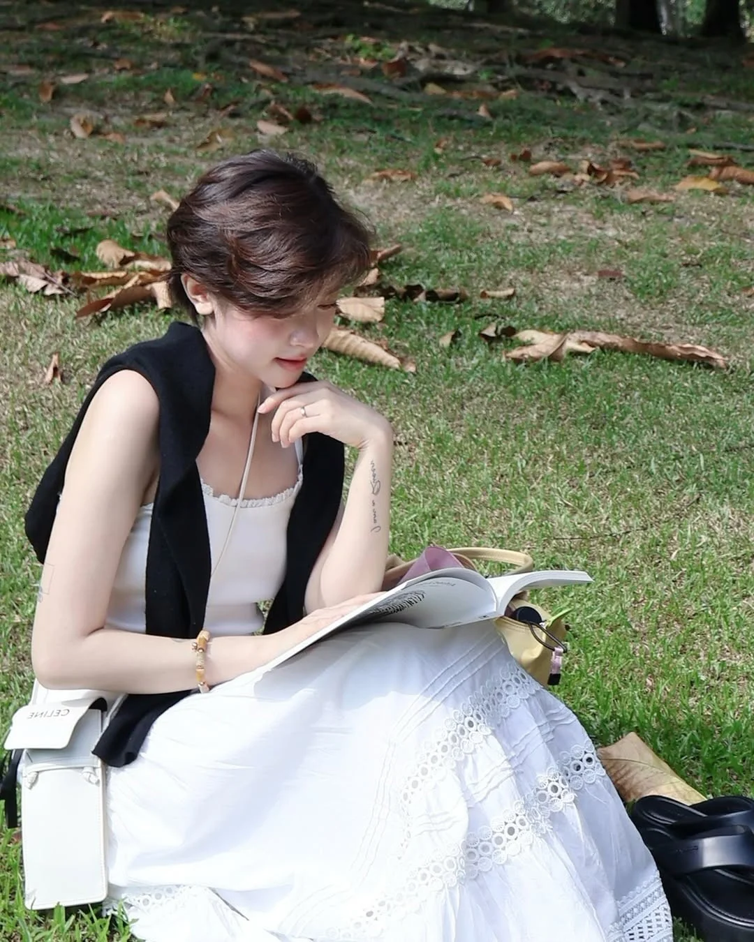 Minimalist Fashion Guide for Short Hair: Effortless Chic and Pixie Cut Style Inspirations