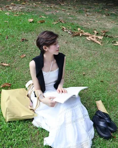 Minimalist Fashion Guide for Short Hair: Effortless Chic and Pixie Cut Style Inspirations - image 2
