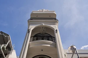 Neoclassical Elegance in a 3m Alley: A Masterpiece of Small-Space Luxury Architecture - image 25