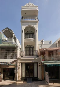 Neoclassical Elegance in a 3m Alley: A Masterpiece of Small-Space Luxury Architecture - image 14