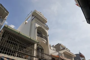 Neoclassical Elegance in a 3m Alley: A Masterpiece of Small-Space Luxury Architecture - image 19