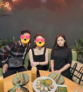 Social Media Star's Candid Appearance Sparks Viral Online Debates - image 3