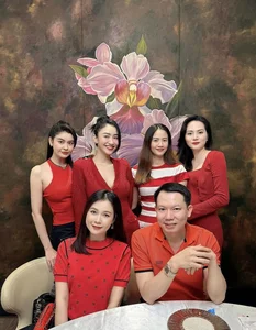 Social Media Star's Candid Appearance Sparks Viral Online Debates - image 8