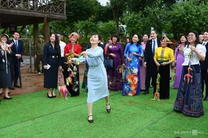 Japanese PM's Wife Embraces Vietnamese Culture with Pieu Scarf - image 9