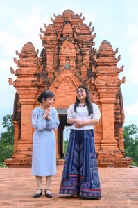 Japanese PM's Wife Embraces Vietnamese Culture with Pieu Scarf - image 6